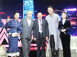 新望董事長(zhǎng)羅永輝與著名歌星劉尊老師、汪正正老師、郭津彤老師、主持人雅琪在北京電視臺(tái)錄制節(jié)目現(xiàn)場(chǎng)親切合影